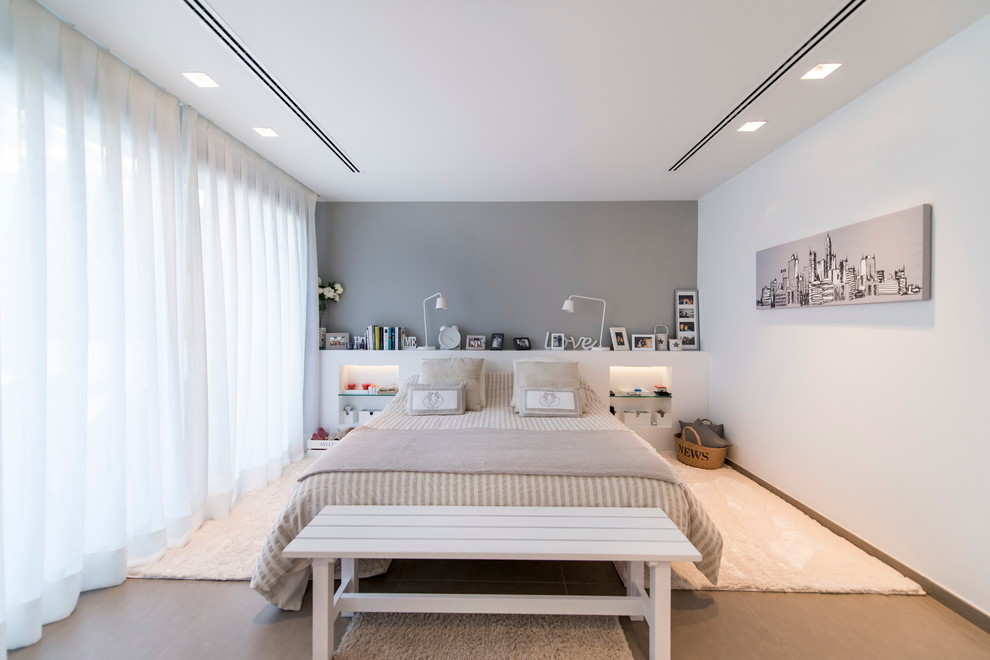 Стильный дизайн: большая хозяйская спальня в современном стиле с разноцветными стенами и светлым паркетным полом без камина - последний тренд