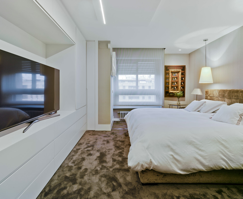 Inspiration for a modern bedroom remodel in Madrid