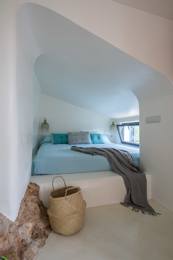 Idées déco pour une petite chambre parentale méditerranéenne avec un mur blanc et sol en béton ciré.