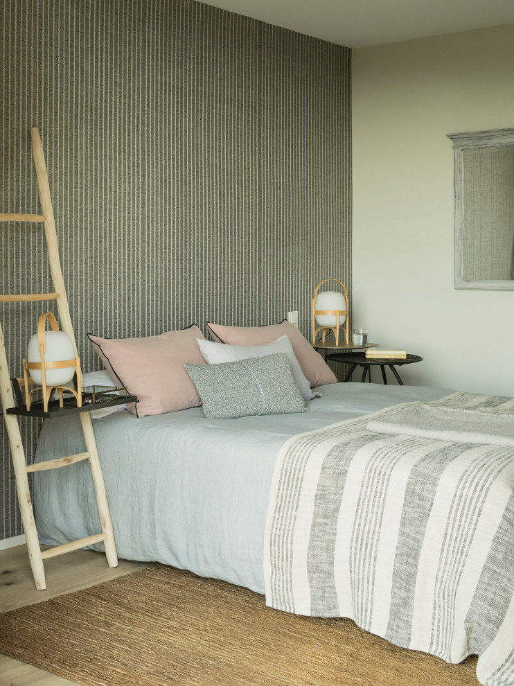 Idéer för mellanstora medelhavsstil sovrum, med ljust trägolv och flerfärgade väggar