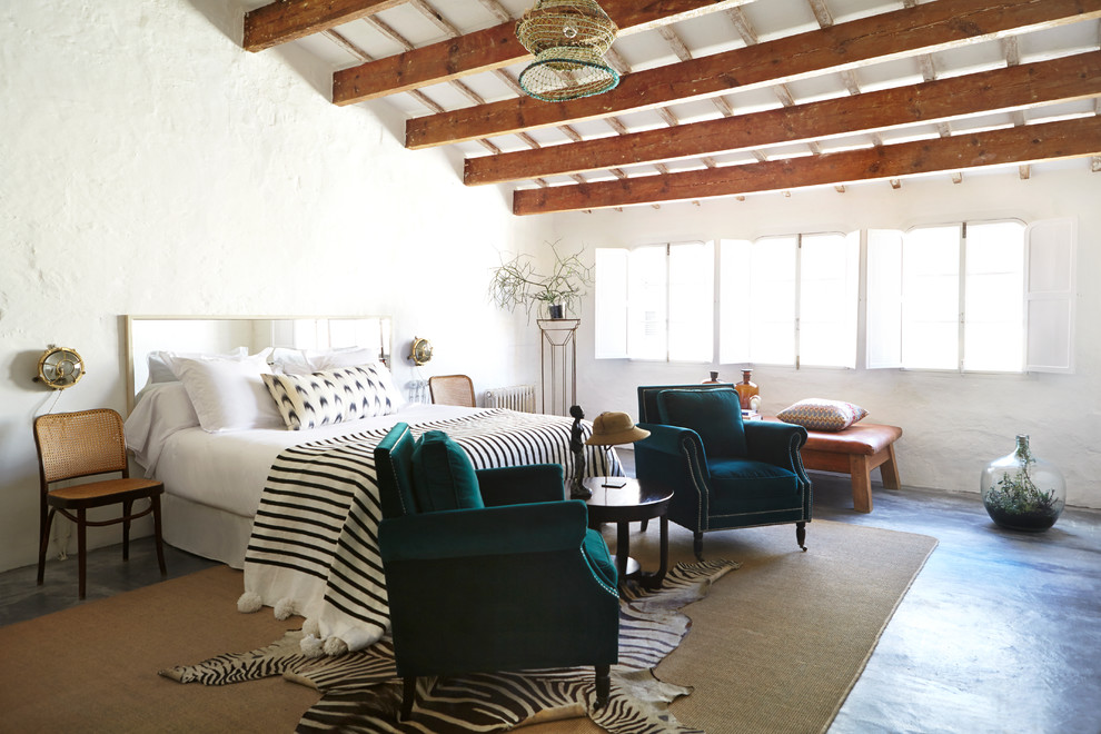他の地域にある広い地中海スタイルのおしゃれな主寝室 (白い壁、テラコッタタイルの床、赤い床) のインテリア