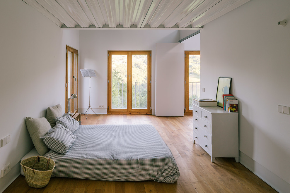 Источник вдохновения для домашнего уюта: большая хозяйская спальня в средиземноморском стиле с белыми стенами и паркетным полом среднего тона без камина