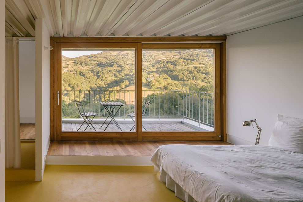 Foto de dormitorio principal escandinavo de tamaño medio sin chimenea con paredes blancas