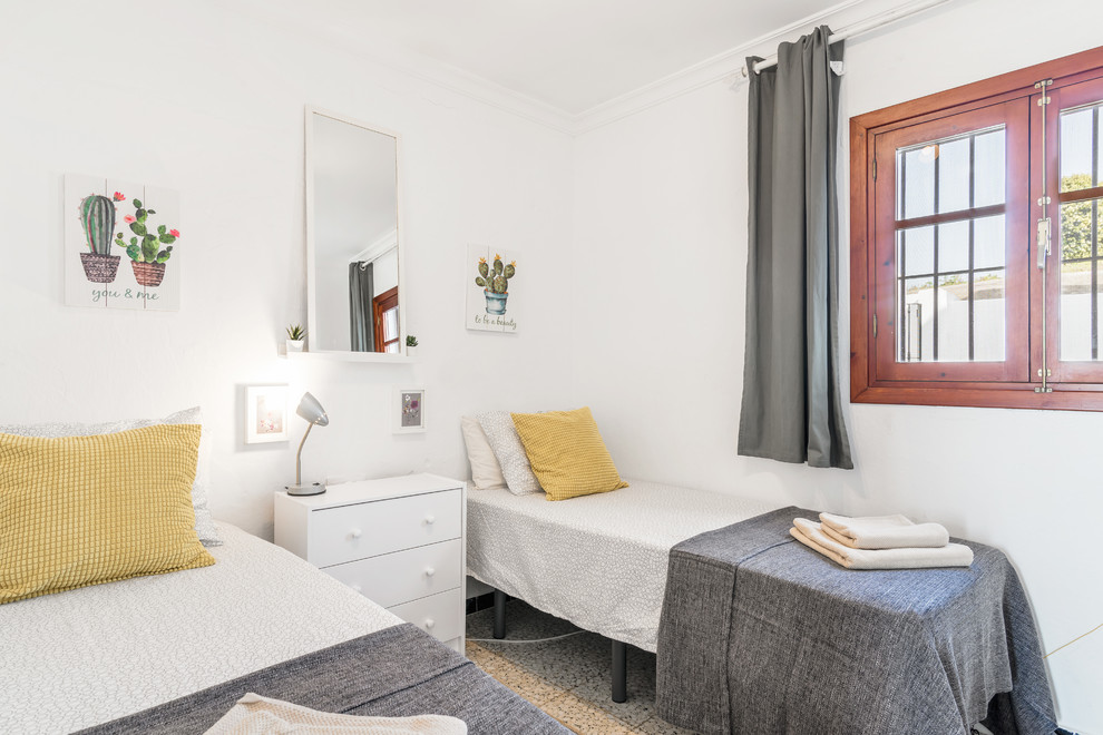 Idee per una camera da letto mediterranea con pareti bianche e pavimento beige