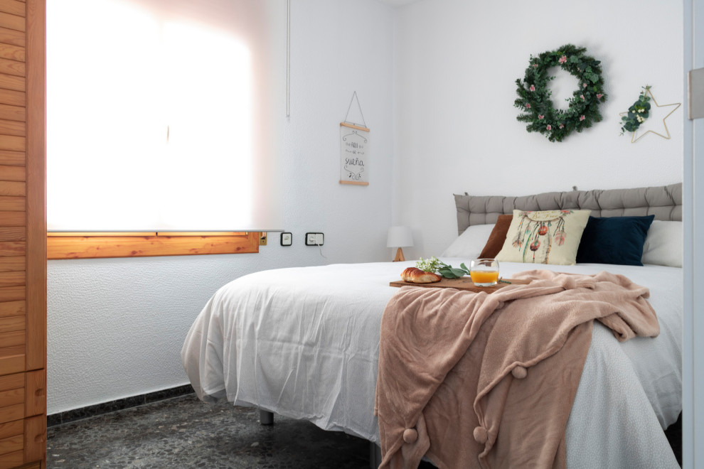 バルセロナにある広いカントリー風のおしゃれな主寝室 (白い壁、セラミックタイルの床、マルチカラーの床) のレイアウト
