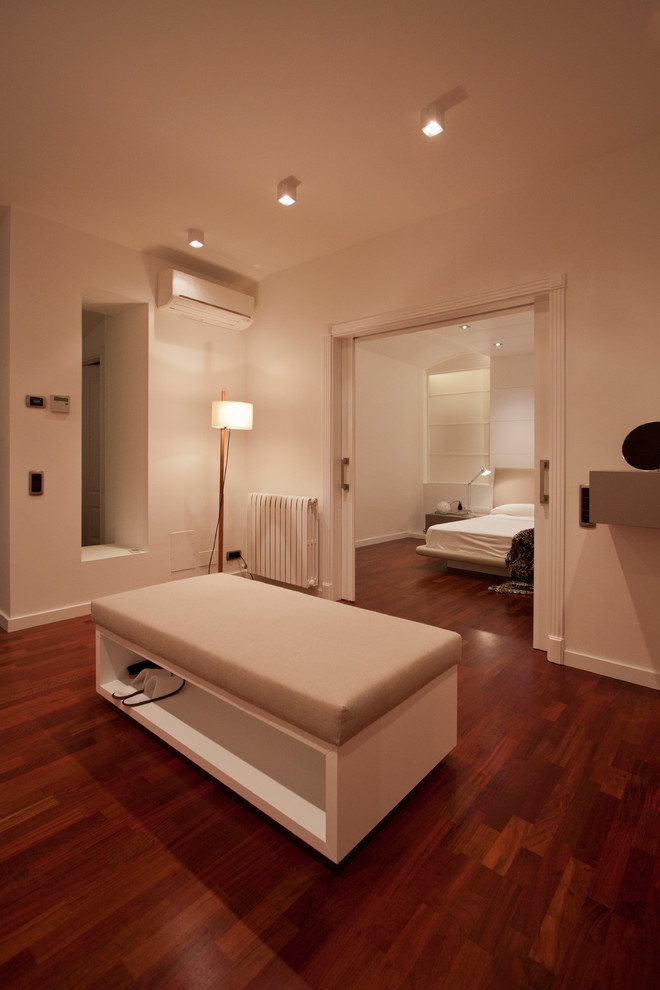 Идея дизайна: большая хозяйская спальня в современном стиле с белыми стенами и темным паркетным полом без камина