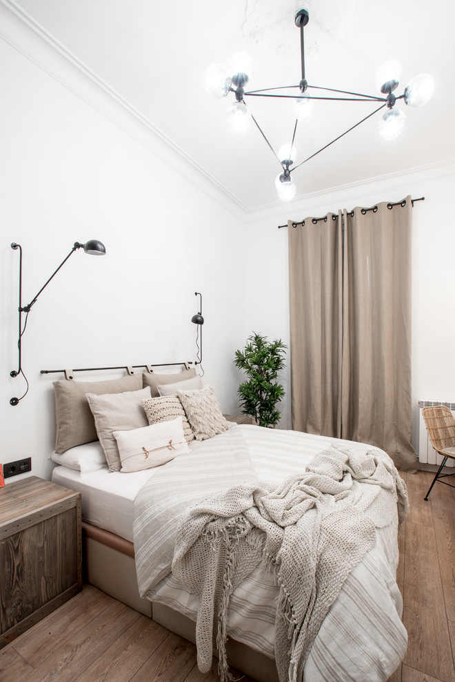 Foto de habitación de invitados campestre con paredes blancas, suelo de madera en tonos medios y suelo marrón
