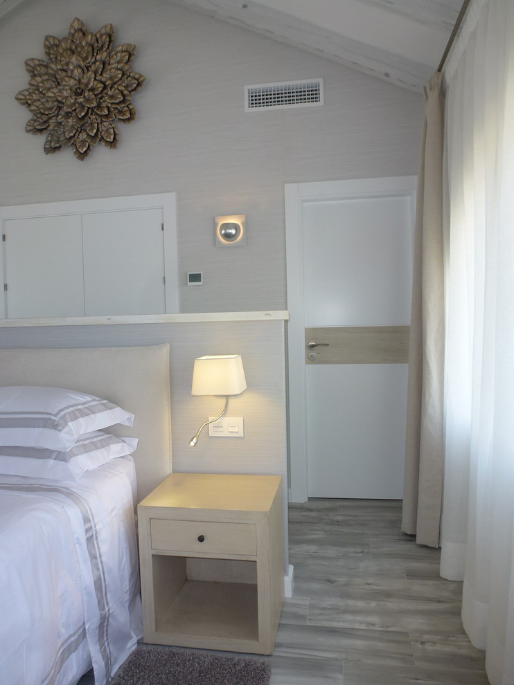 Источник вдохновения для домашнего уюта: большая хозяйская спальня в стиле шебби-шик с серыми стенами, полом из керамической плитки и серым полом