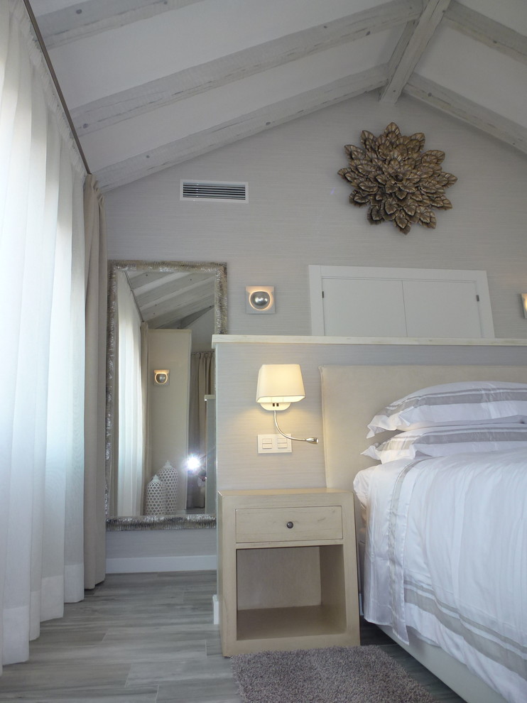 Großes Shabby-Style Hauptschlafzimmer mit grauer Wandfarbe, Keramikboden und grauem Boden in Sonstige