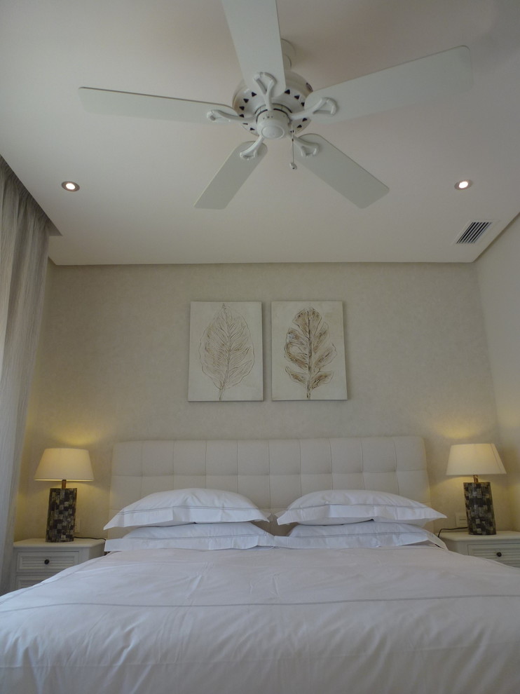 На фото: гостевая спальня среднего размера, (комната для гостей) в стиле шебби-шик с бежевыми стенами, полом из керамической плитки и серым полом