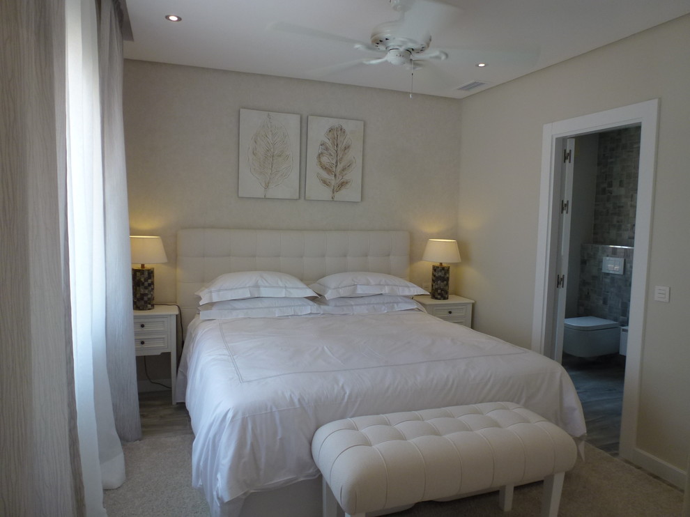 Exempel på ett mellanstort shabby chic-inspirerat gästrum, med beige väggar, klinkergolv i keramik och grått golv