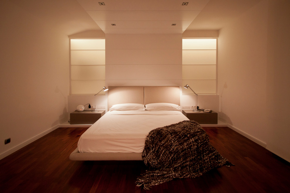 Mittelgroßes Modernes Hauptschlafzimmer ohne Kamin mit beiger Wandfarbe und dunklem Holzboden in Sonstige