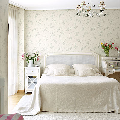 Пример оригинального дизайна: хозяйская спальня среднего размера в классическом стиле с белыми стенами и светлым паркетным полом без камина