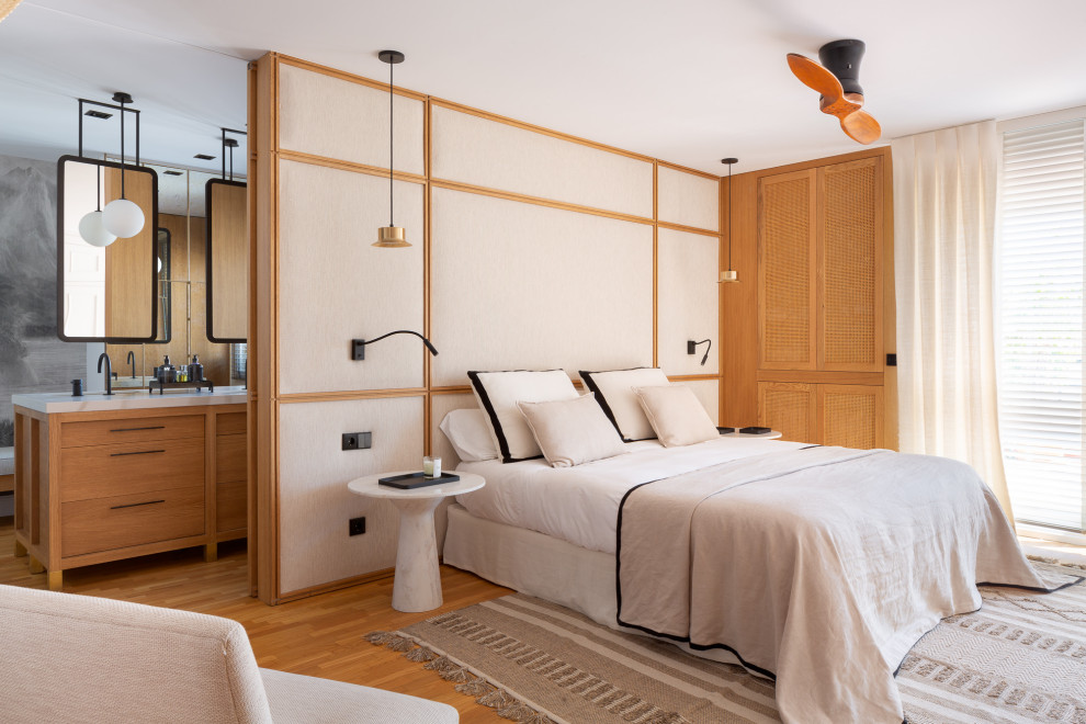 Foto de dormitorio principal actual grande con paredes multicolor, suelo de madera en tonos medios y panelado