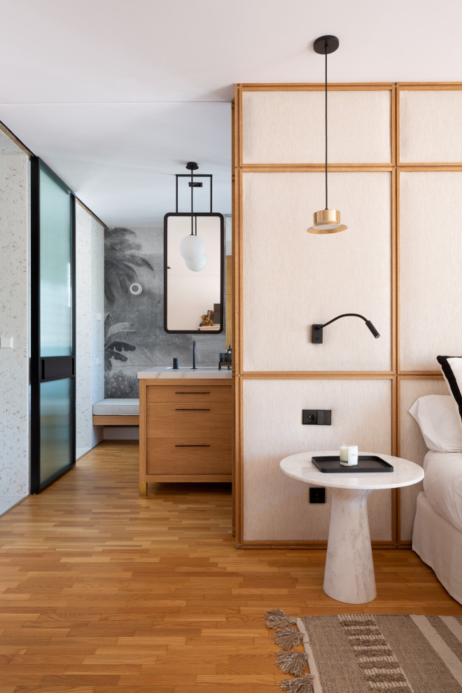 Großes Modernes Hauptschlafzimmer mit bunten Wänden, braunem Holzboden und Wandpaneelen in Alicante-Costa Blanca