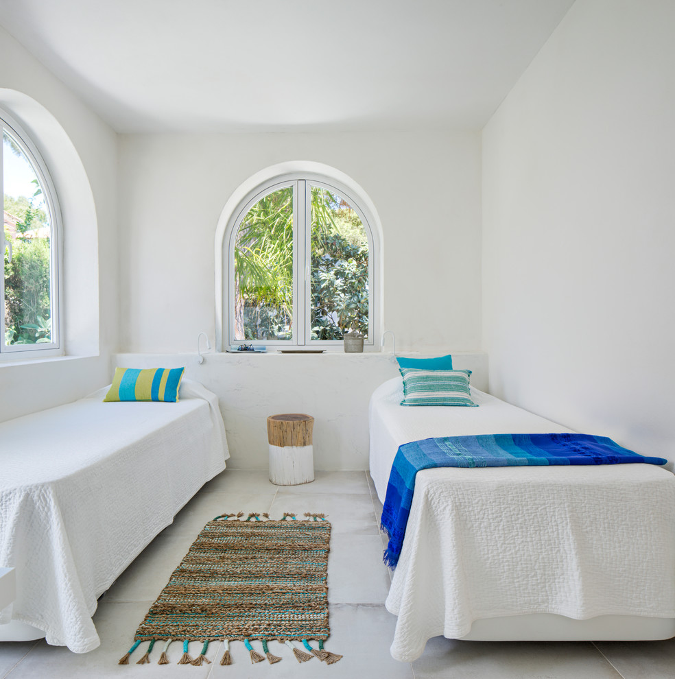 Foto de habitación de invitados mediterránea con paredes blancas
