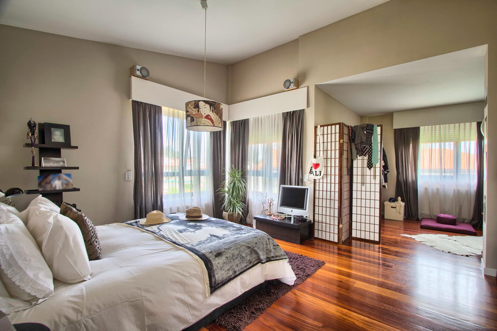 Exemple d'une chambre parentale asiatique de taille moyenne avec un mur beige, un sol en bois brun et aucune cheminée.