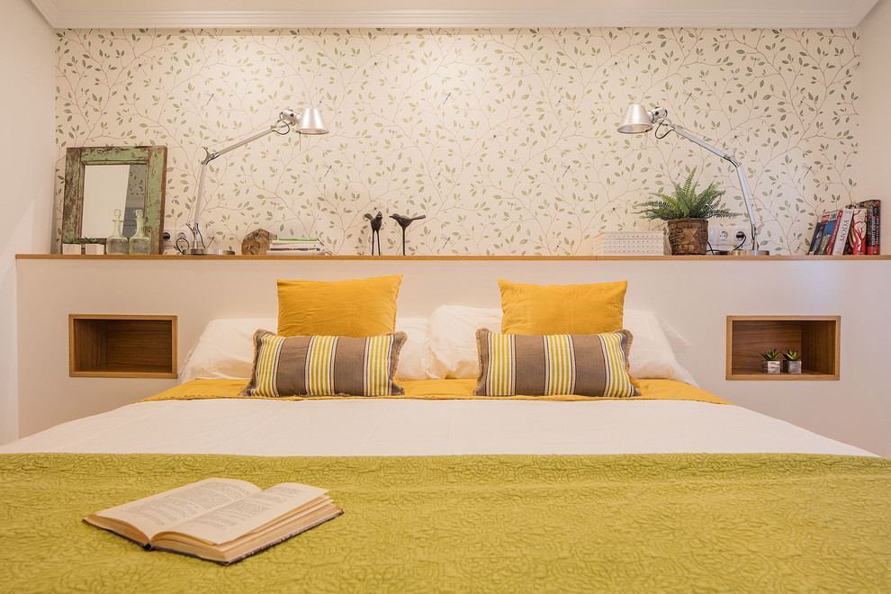 Immagine di una camera matrimoniale moderna di medie dimensioni con pareti bianche, moquette e pavimento grigio