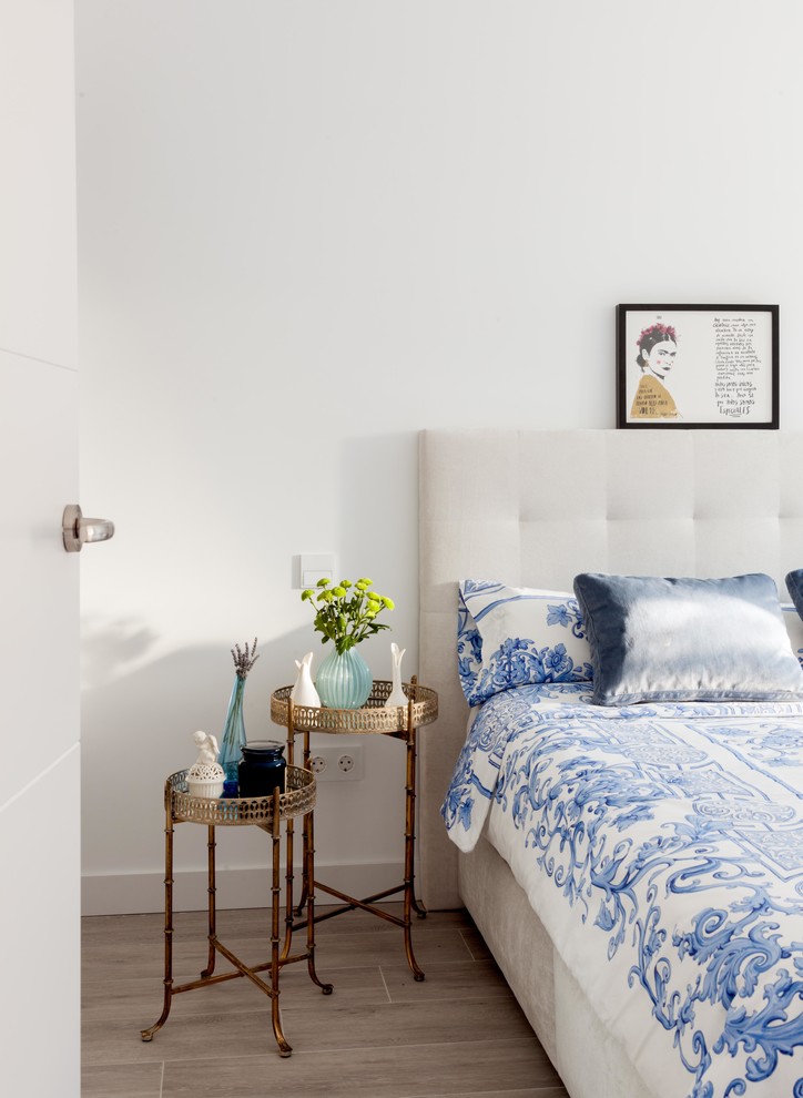 Immagine di una piccola camera degli ospiti moderna con pareti bianche, pavimento con piastrelle in ceramica e pavimento grigio