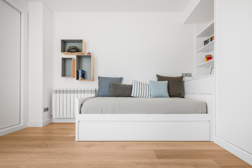 Modelo de dormitorio principal contemporáneo de tamaño medio sin chimenea con suelo de madera en tonos medios