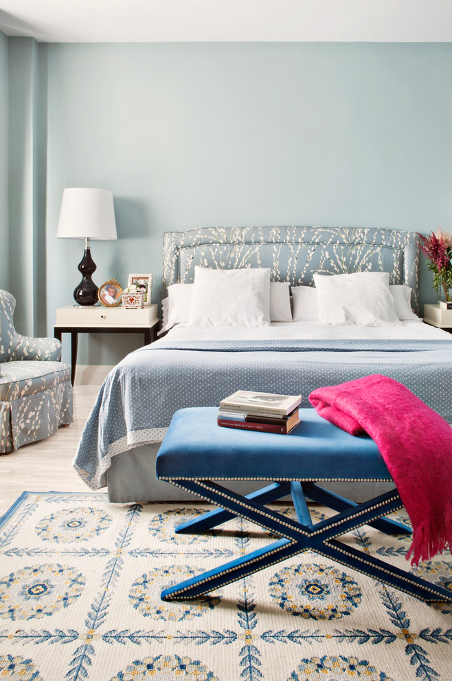 Ejemplo de dormitorio principal ecléctico con paredes azules y suelo de madera clara