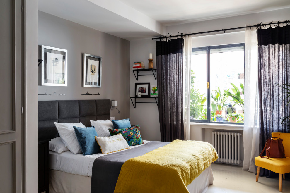 Свежая идея для дизайна: спальня в стиле фьюжн с серыми стенами и белым полом - отличное фото интерьера