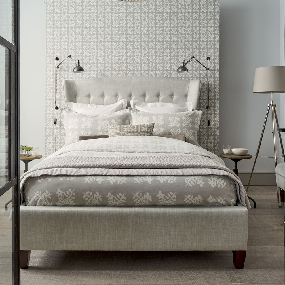 На фото: хозяйская спальня среднего размера в стиле лофт с серыми стенами