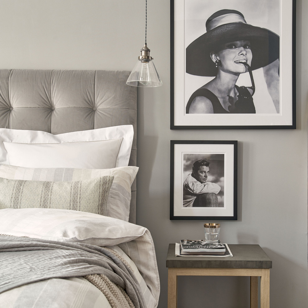 Свежая идея для дизайна: хозяйская спальня среднего размера в стиле лофт с серыми стенами - отличное фото интерьера