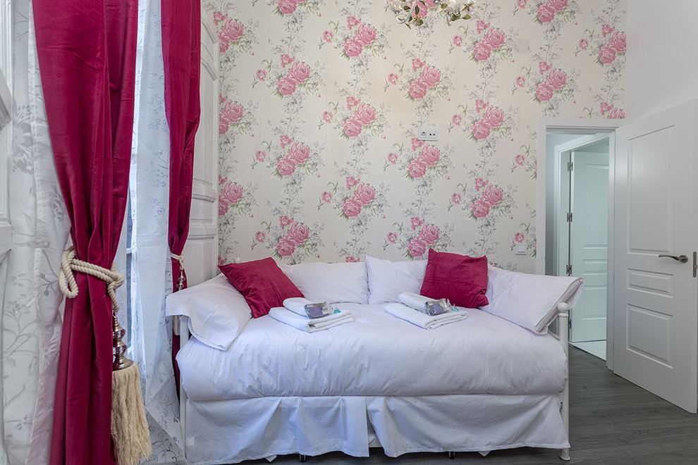 Diseño de habitación de invitados romántica pequeña con paredes multicolor