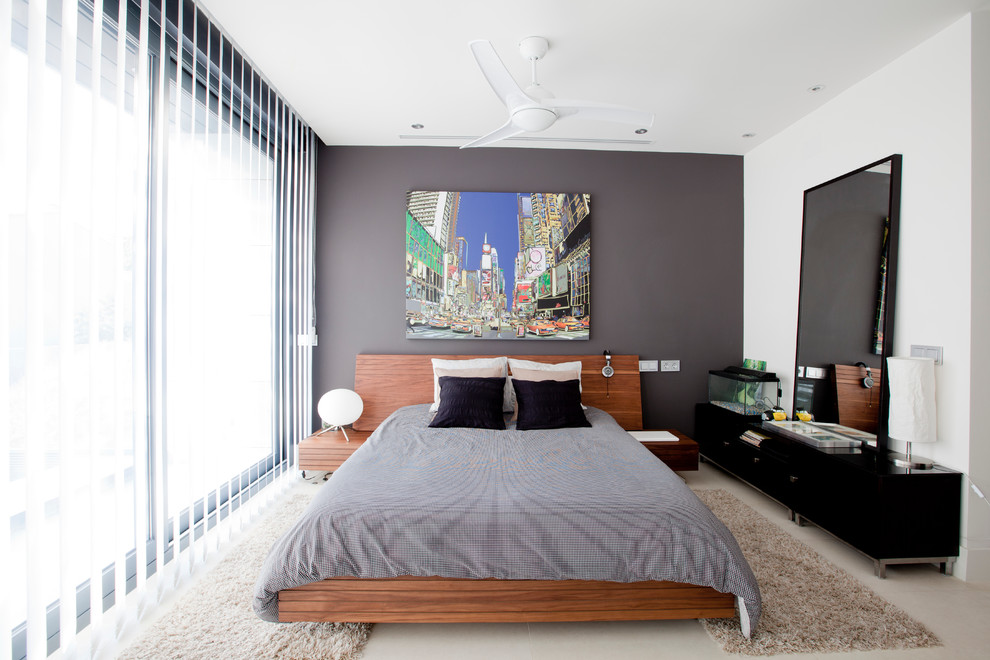 Пример оригинального дизайна: хозяйская спальня среднего размера в стиле неоклассика (современная классика) с серыми стенами и полом из керамической плитки без камина