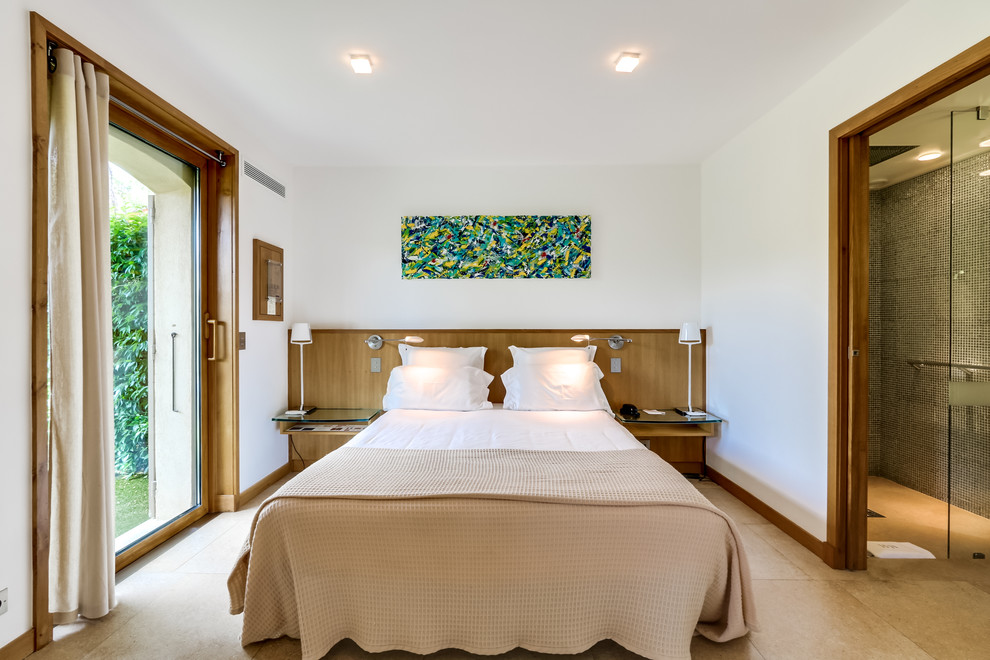 Réalisation d'une chambre parentale blanche et bois tradition avec un mur blanc.