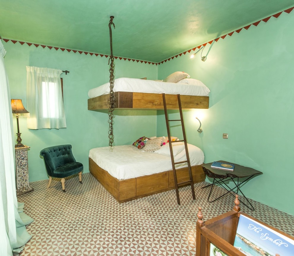 Foto di una camera degli ospiti country di medie dimensioni con pareti verdi, pavimento con piastrelle in ceramica e nessun camino