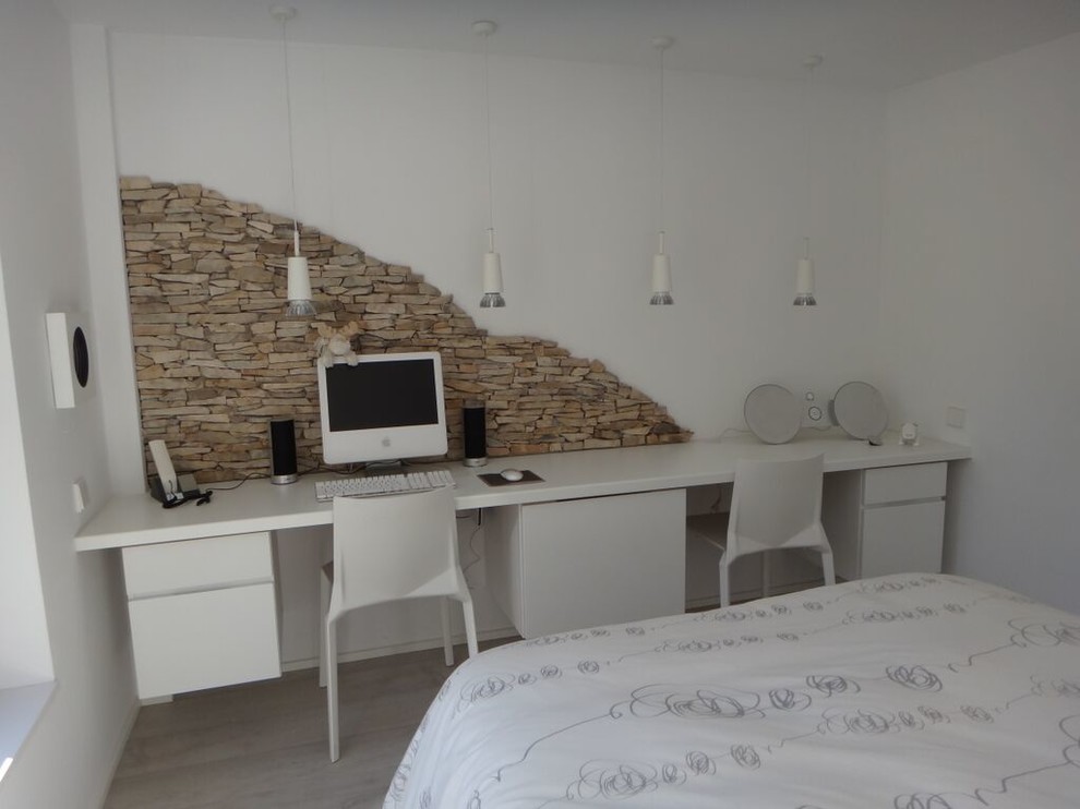 Mittelgroßes Nordisches Schlafzimmer ohne Kamin, im Loft-Style mit weißer Wandfarbe und hellem Holzboden in Barcelona
