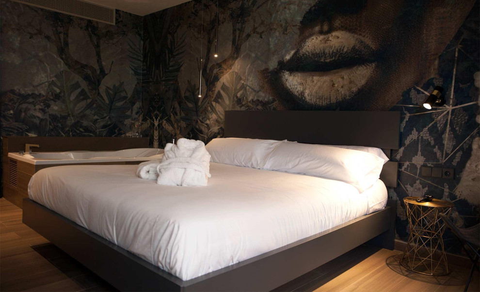 Пример оригинального дизайна: хозяйская спальня в современном стиле с обоями на стенах