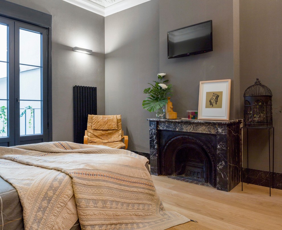 Cette image montre une chambre design avec une cheminée standard.
