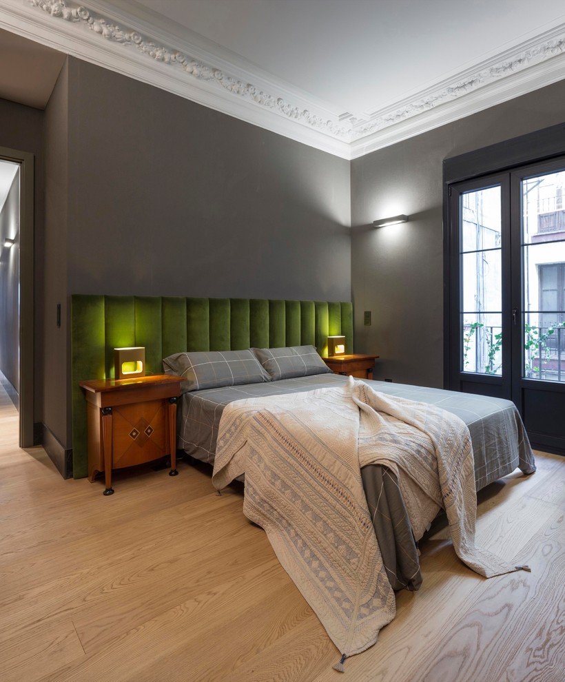 Идея дизайна: хозяйская спальня среднего размера в современном стиле с серыми стенами и светлым паркетным полом