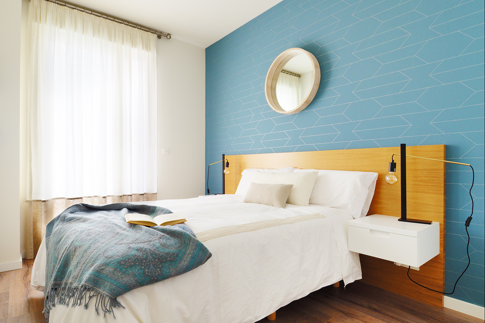 Свежая идея для дизайна: спальня в современном стиле с синими стенами, темным паркетным полом, коричневым полом и акцентной стеной - отличное фото интерьера
