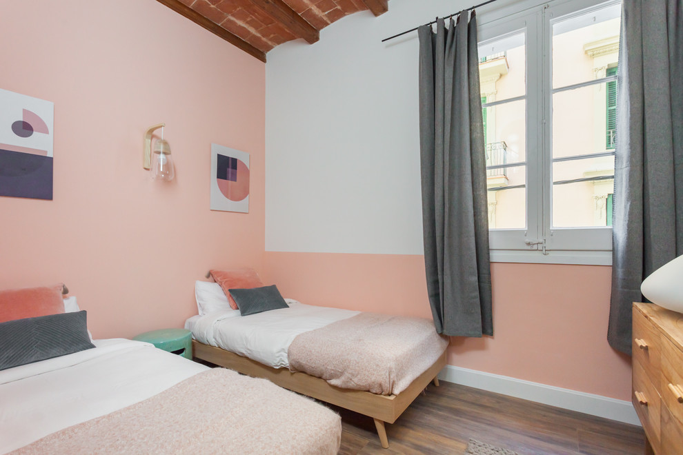Diseño de habitación de invitados nórdica de tamaño medio con paredes rosas y suelo de madera oscura