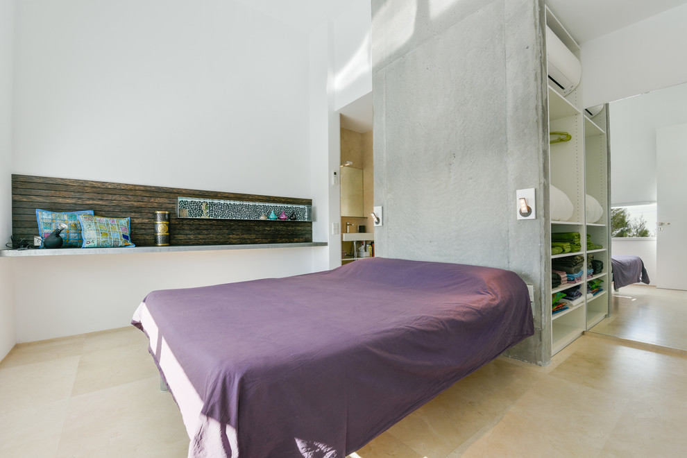 Пример оригинального дизайна: большая хозяйская спальня в современном стиле с белыми стенами и полом из керамогранита без камина