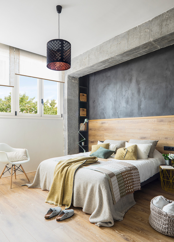 Diseño de dormitorio actual con paredes grises, suelo de madera clara y suelo beige