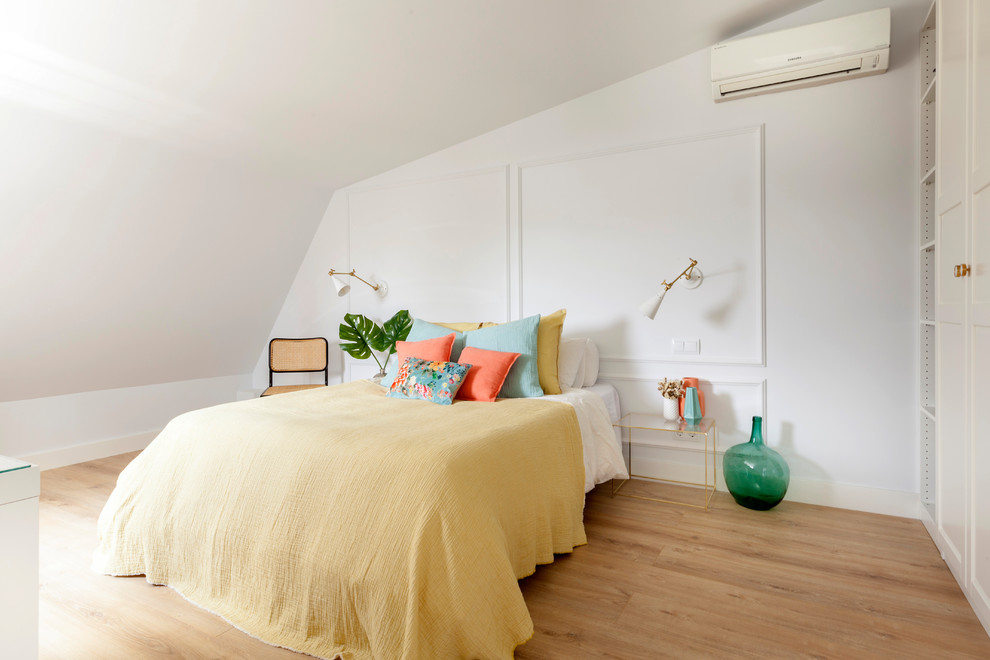 Foto de dormitorio contemporáneo con suelo de madera clara y suelo beige