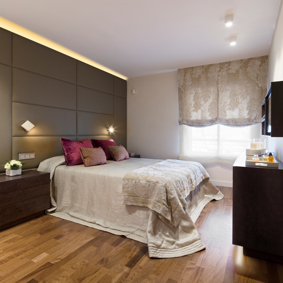 Mittelgroßes Modernes Hauptschlafzimmer mit weißer Wandfarbe und hellem Holzboden in Barcelona