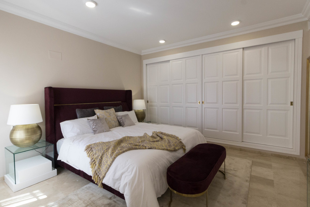 Immagine di una camera matrimoniale minimal con pareti beige e pavimento beige