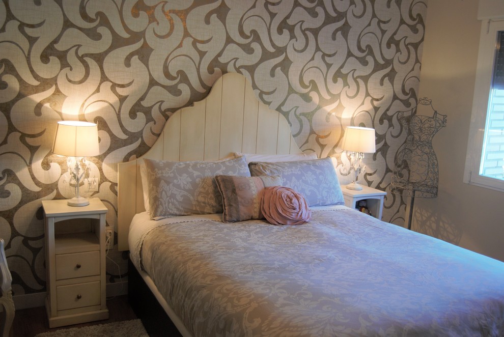 Пример оригинального дизайна: большая хозяйская спальня в стиле шебби-шик с разноцветными стенами, полом из ламината и коричневым полом