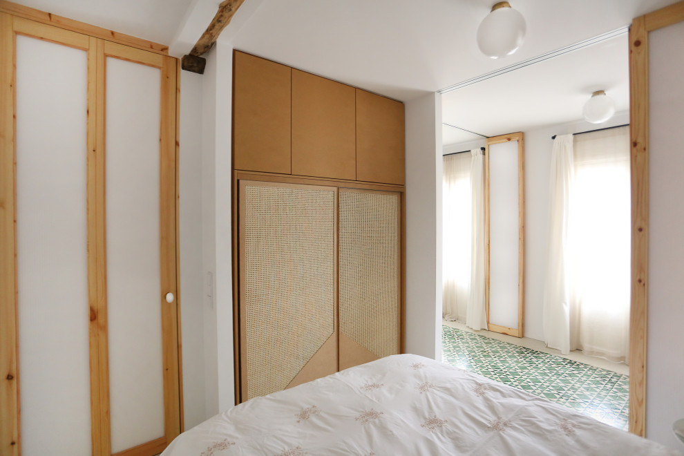 Foto di una camera matrimoniale design di medie dimensioni con pareti bianche, pavimento in linoleum e travi a vista