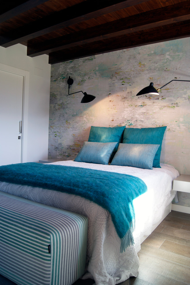 Diseño de habitación de invitados mediterránea de tamaño medio con paredes blancas y suelo de baldosas de porcelana