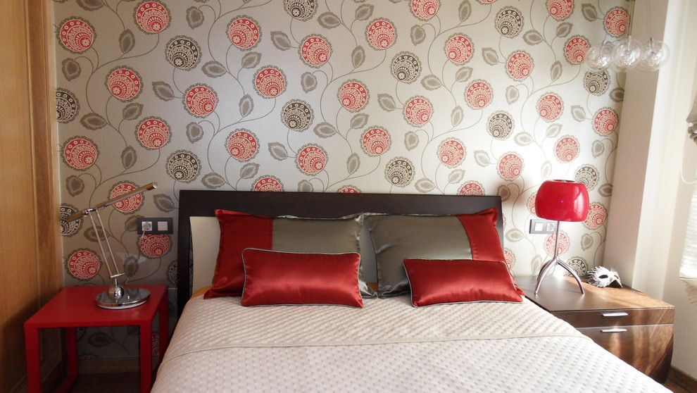 Immagine di una camera matrimoniale minimalista di medie dimensioni con pareti rosse, parquet chiaro e nessun camino