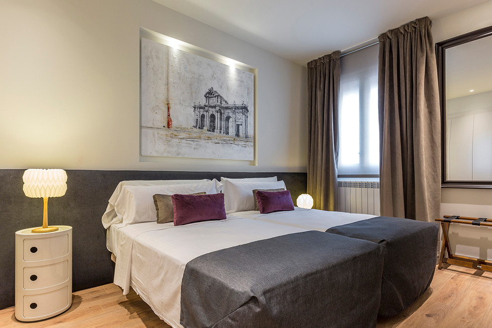 Imagen de habitación de invitados contemporánea de tamaño medio con suelo de madera en tonos medios y suelo marrón