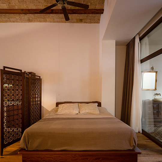 バレンシアにある中くらいなラスティックスタイルのおしゃれなロフト寝室 (白い壁、無垢フローリング、茶色い床) のインテリア