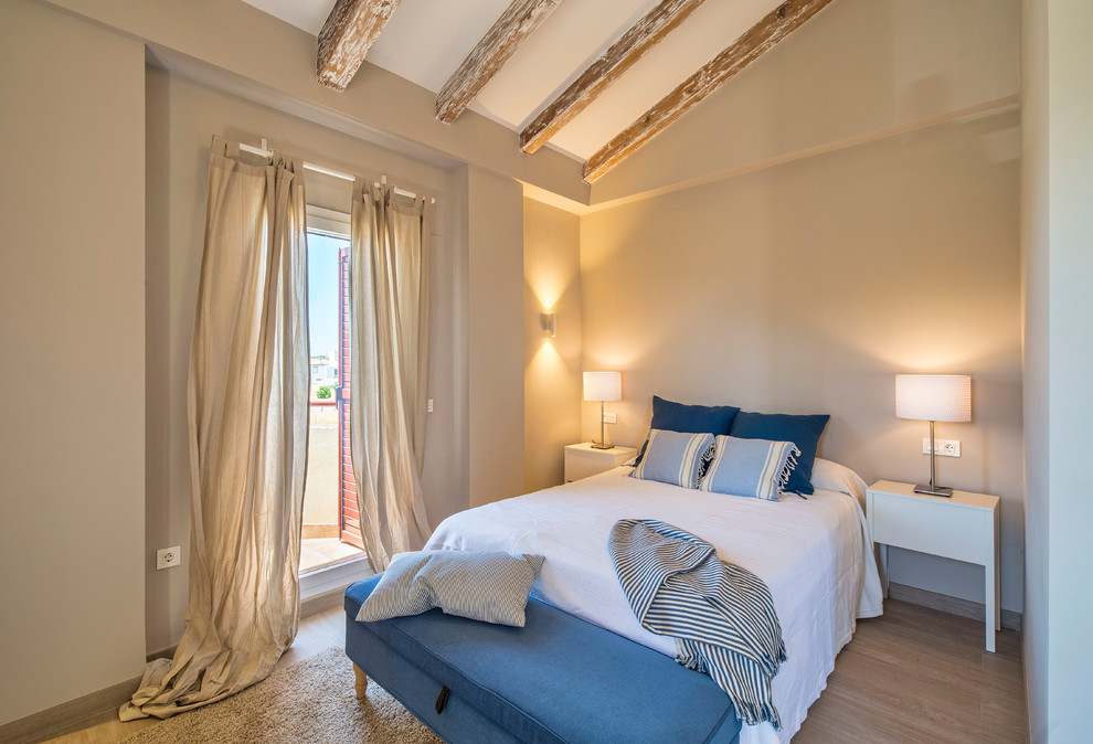 Diseño de dormitorio principal mediterráneo con paredes beige, suelo de madera en tonos medios y suelo marrón